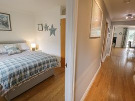 Apartment 6 - North Wales - 1084118 - thumbnail photo 13