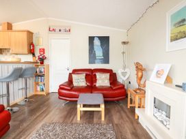 A living room with a sofa and coffee table at Chi Prenn Byhan in Tintagel