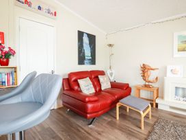 A living room with a sofa and a small table at Chi Prenn Byhan in Tintagel