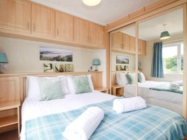 A bedroom with two beds and towels at Chi Prenn Byhan in Tintagel