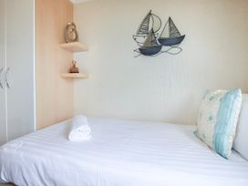 A bedroom with a bed and decorative objects at Chi Prenn Byhan in Tintagel