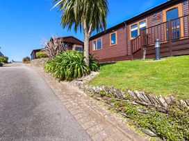 An outdoor area with plants and buildings at Chi Prenn Byhan in Tintagel