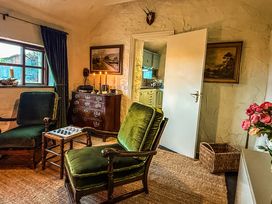 A living room with chairs and a table at The Captain's Nest in Bunbeg, County Donegal