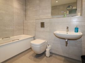 Beachview Apartment 2 - Cornwall - 1084756 - thumbnail photo 13