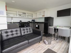 Beachview Apartment 4 - Cornwall - 1084763 - thumbnail photo 5
