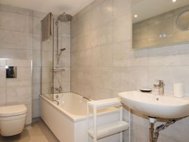 Beachview Apartment 5 - Cornwall - 1084764 - thumbnail photo 11