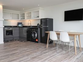 Beachview Apartment 6 - Cornwall - 1084765 - thumbnail photo 6