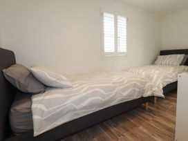 Beachview Apartment 6 - Cornwall - 1084765 - thumbnail photo 13