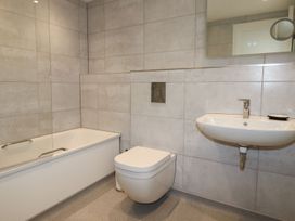 Beachview Apartment 6 - Cornwall - 1084765 - thumbnail photo 14
