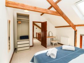 A bedroom with a bed and wardrobe at 3 Town Farm Court in Newton Abbot