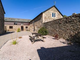 A garden with a picnic table at 3 Town Farm Court in Newton Abbot