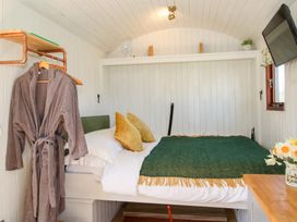 Balwen Shepherd's Hut - Mid Wales - 1086592 - thumbnail photo 11