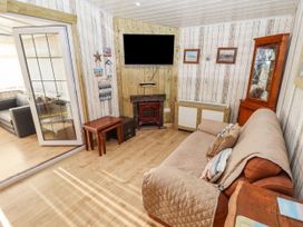 19 Grace Crescent - Lincolnshire - 1086843 - thumbnail photo 4