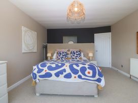 A bedroom with a bed and side lamps at Nyth Y Fran in Abersoch