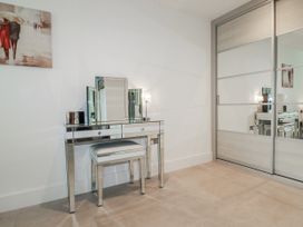 A dressing room with a vanity desk and mirror at 13 Cliff Edge Newquay