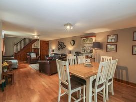 A dining room with a table and chairs at Beudy Penarddwnion in Rhydymain near Dolgellau