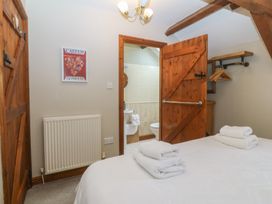 A bedroom with a bed and towels at Beudy Penarddwnion in Rhydymain near Dolgellau