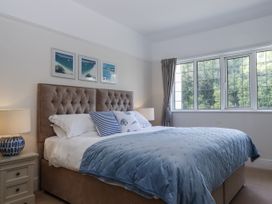 A bedroom with a bed and bedside lamps at Kinbrae Apartment in Torquay