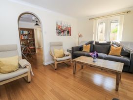 A living room with couches and a bookshelf at White Stones, Fulbrook, near Burford