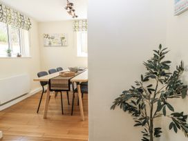 A dining room with a table and chairs at White Stones Fulbrook, near Burford