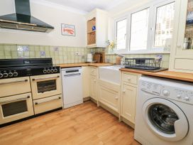 A kitchen with appliances and cabinets at White Stones in Fulbrook, near Burford