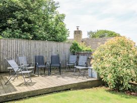An outdoor space with garden chairs and plants at White Stones in Fulbrook, near Burford