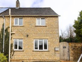A house with windows and a gate at White Stones in Fulbrook, near Burford