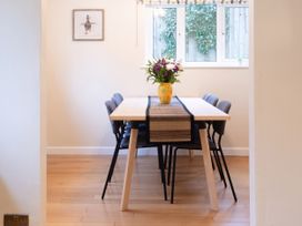 A dining room with a table and chairs at White Stones in Fulbrook, near Burford