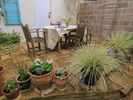 A garden with a table and chairs surrounded by plants at 4 Duck Street in Dorchester