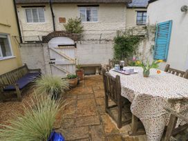 A garden with a table and chairs at 4 Duck Street in Dorchester