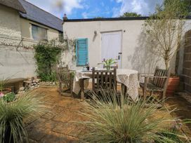 A garden with a table and chairs at 4 Duck Street in Dorchester