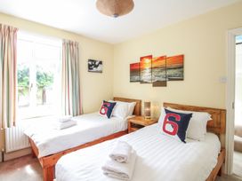A bedroom with two single beds at Home in Salcombe
