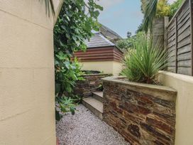 A garden with steps and a stone wall at Home in Salcombe