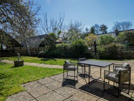 A garden with chairs and a table at The Tap Room in Kingham