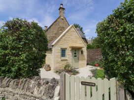 A house with a gate and pathway at Wyncliffe in Chipping Campden