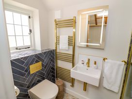 A bathroom with a sink and toilet at Wyncliffe in Chipping Campden
