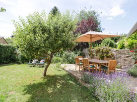 A garden with a dining table and chairs at Wyncliffe in Chipping Campden