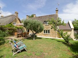 An outdoor area with chairs and a table at Wyncliffe in Chipping Campden
