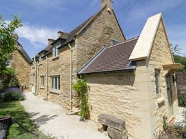 An exterior view of a stone house with garden at Wyncliffe in Chipping Campden