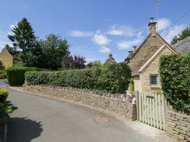A house with hedges and a gate at Wyncliffe in Chipping Campden