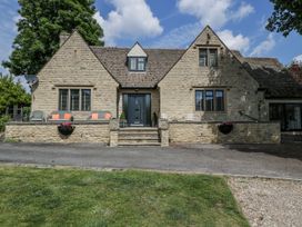 A house with stone walls and outdoor seating at Bell Garden in Stow-On-The-Wold