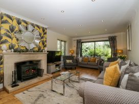 A living room with a fireplace and sofa at Bell Garden in Stow-On-The-Wold