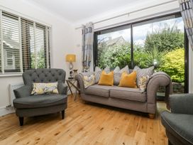 A living room with a sofa and chairs at Bell Garden in Stow-On-The-Wold