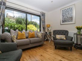 A living room with a sofa and armchair at Bell Garden in Stow-On-The-Wold