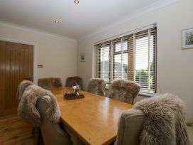 A dining room with a wooden table and chairs at Bell Garden in Stow-On-The-Wold