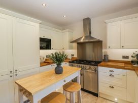 A kitchen with cabinets and appliances at Bell Garden in Stow-On-The-Wold