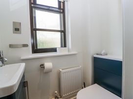 A bathroom with a sink and toilet at Bell Garden in Stow-On-The-Wold
