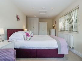 A bedroom with a bed and wardrobe at Bell Garden in Stow-On-The-Wold