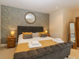 A bedroom with a bed and bedside tables at Bell Garden in Stow-On-The-Wold