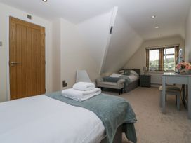 A bedroom with two beds and a window at Bell Garden in Stow-On-The-Wold